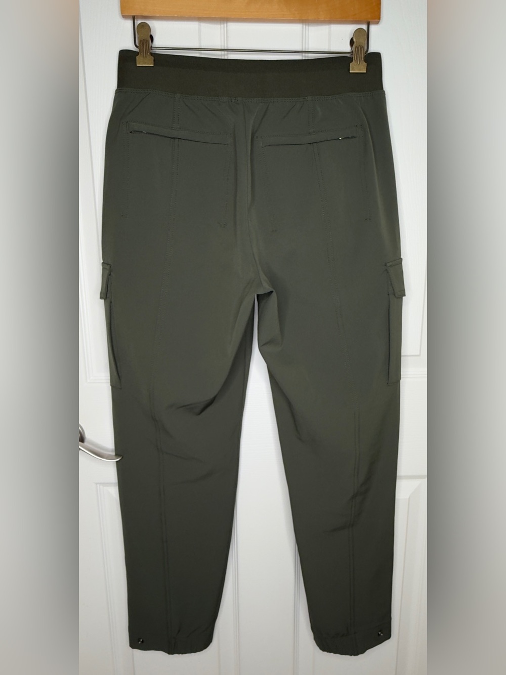 Athleta Endless High Rise Cargo  Pants in Aspen Olive Size 6 - Picture 5 of 15